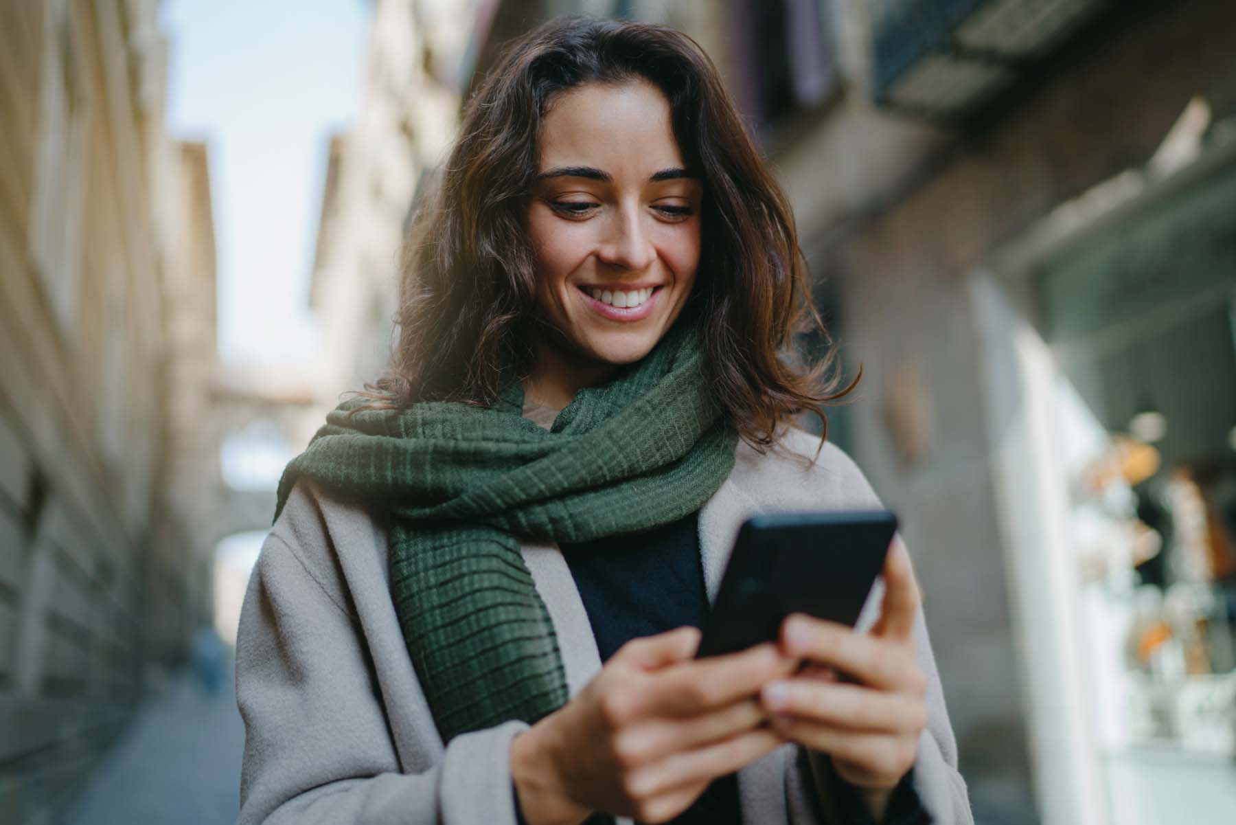 easyCoach - Coachee nutzt WhatsApp auf dem Smartphone im Büro